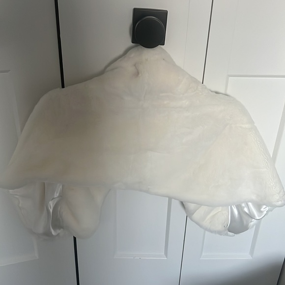 Worn once, ladies faux fur shawl, crème colour - Picture 4 of 4